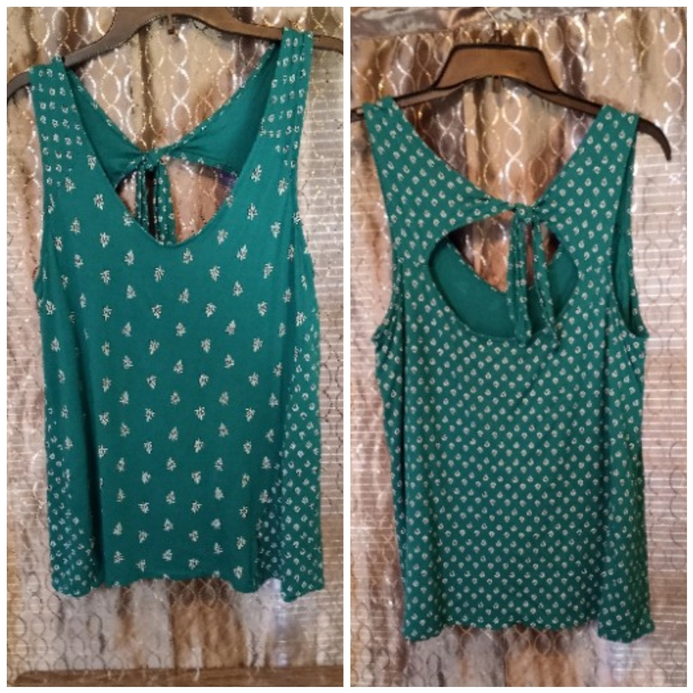 NWOT pristine condition.  adorable Old Navy Sleeveless blouse Large. Peephole ba